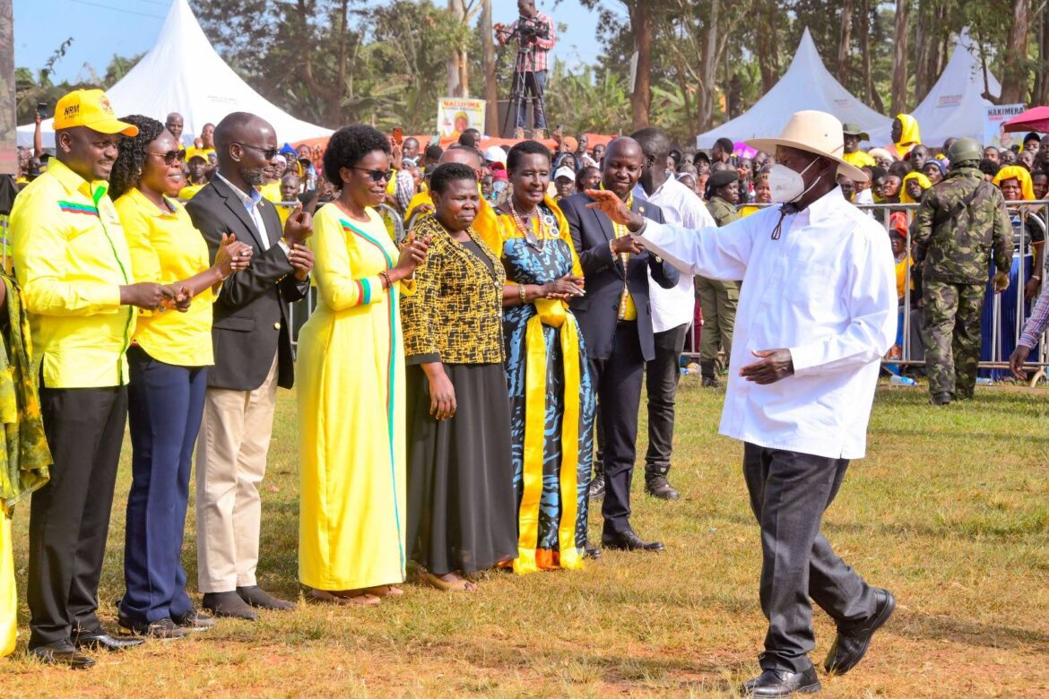 CANNIBAL SNAKES: President M7 warning on corruption gets choking Ugandans & stop bad manners !!